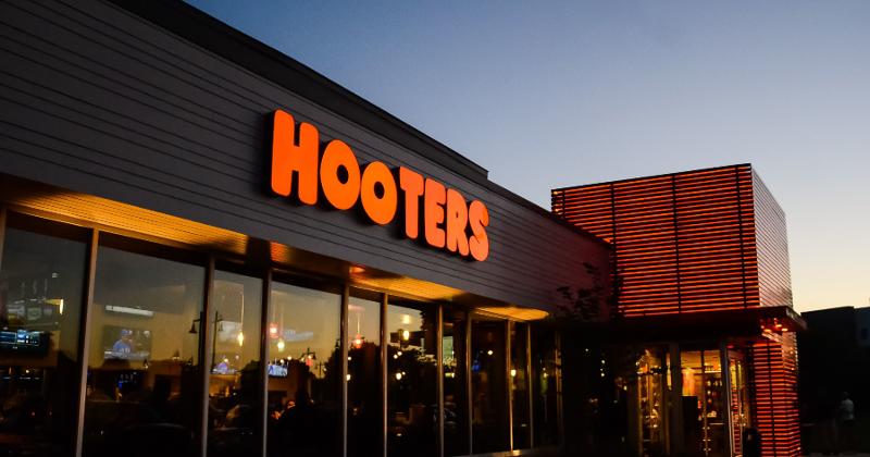 Hooters restaurant exterior